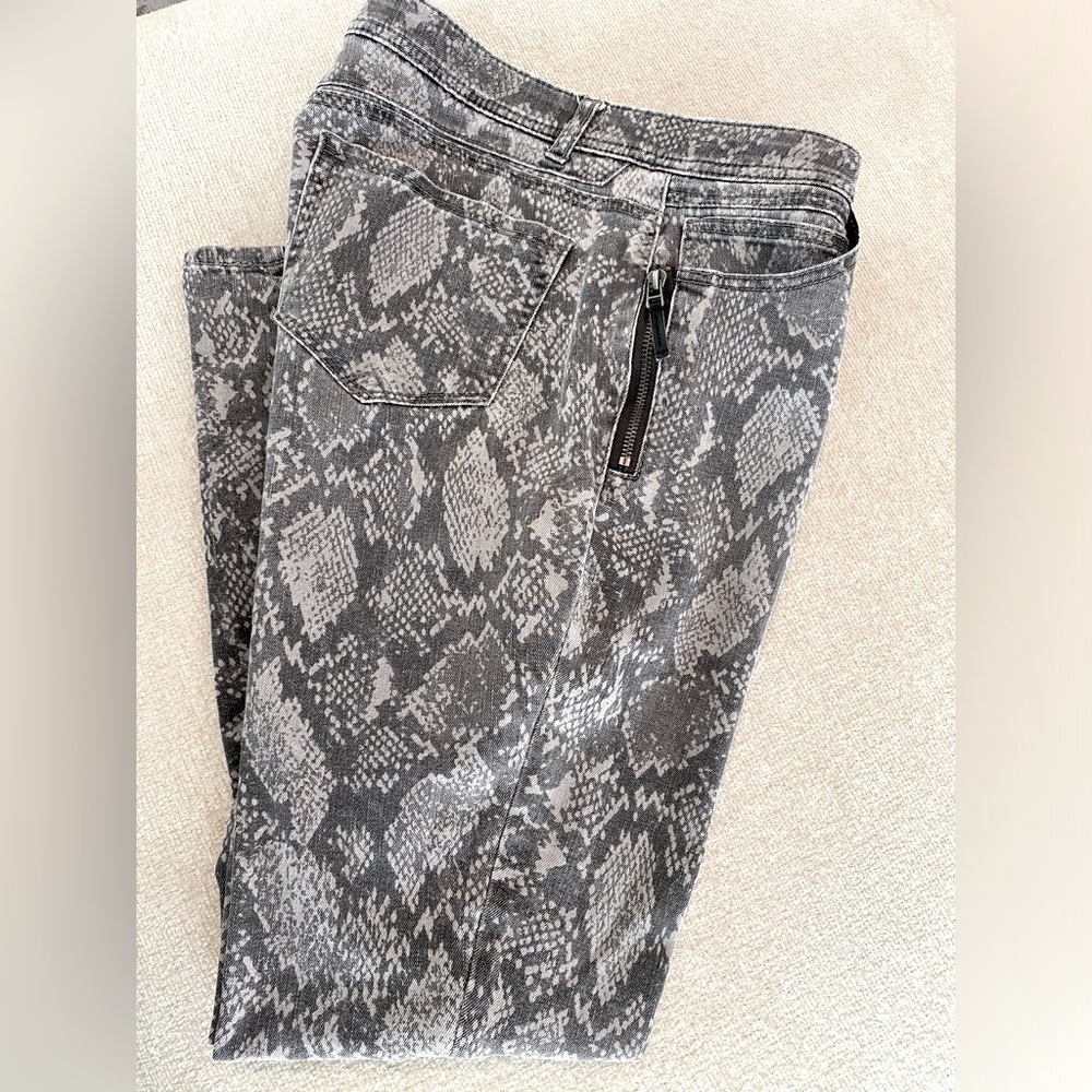 Wit & Wisdom skinny jeans, mid rise, zip pockets. Excellent condition. Size 10